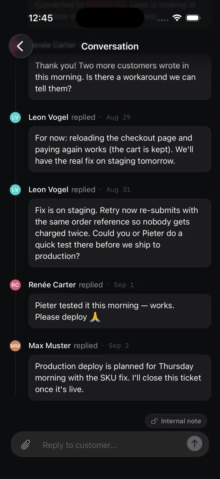 Trackr iOS ticket conversation between Leon Vogel, Renée Carter and Max Muster with a reply field and an internal note button