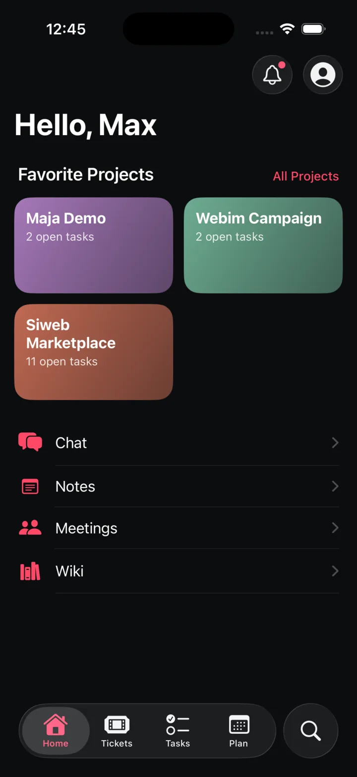 Trackr iOS home screen greeting Max, with favorite projects Maja Demo, Webim Campaign and Siweb Marketplace, and rows for Chat, Notes, Meetings and Wiki